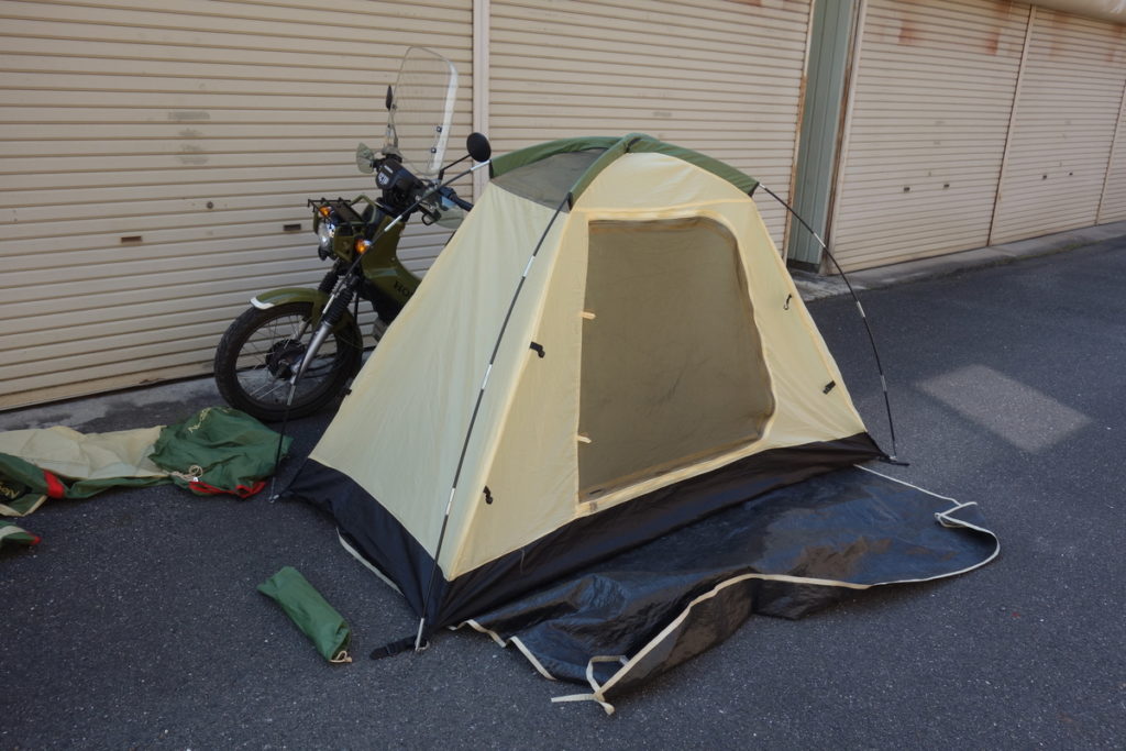 アスファルトの上でテントを建てよう バイクとキャンプと